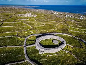 Dún Eochla mit Stein für das alte Leuchtturm im Hintergrund auf der Insel Inishmore, Araninsel Irland