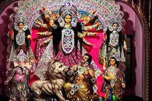 Bachofenbild zur Durgapuja. Skulptur von Mā Durga oder Mahakali oder Adiparshakti oder Bhawani bei einem Barwari-Heim aufgezeichnet, das zu einer Poojasamstagfeier gehört in Westbengalen