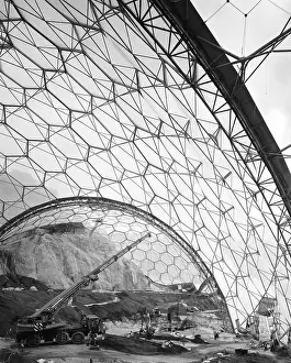 Drucke von Die Eden Project: Fernsicht von Dächern im Bau Die Eden Project Bodelva, St Austell Cornwall Jugendstil-Architektur Drucke: Die Eden Project