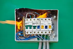 Elektrische Probleme und unangemessene elektrisches Kabel führen zu einem Brandgefahr. Losere Drähte verursachen einen Feuerbrand im elektrischen Schalterhaus der Heimwirbung