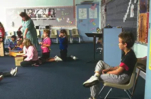Ein Grundschüler wird durch Sitz im Winkel bestraft, Modell freigegeben.