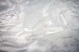 Extremes Makro von Plastik-Blasenpapier-Textur. Selektive weiche Schärfe, flache Tiefenschärfe. Abstrakte traumhafte Hintergrund.