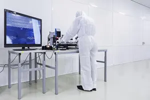 Gerahmter Druck : Ein Fabrikarbeiter in einem weißen Laboranzug. Gerahmter Druck : Ein Fabrikarbeiter in einem weißen Laboranzug.