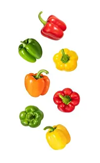 Abfallende Paprika isoliert auf weißem Hintergrund.