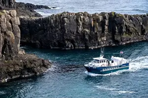 Die Fähre fährt dramatische Klippen auf ihrem Weg zum Hafen an