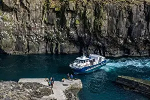 Die Fähre fährt dramatische Klippen auf ihrem Weg zum Hafen an