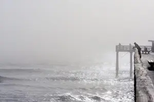 Dunst über dem Ozean und Pier.