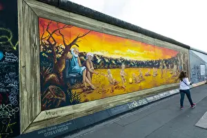 Drucke von Ausstellung der Galerie, die größte außergewöhnliche Kunstgalerie der Welt, gemalt auf einem Segment der Berliner Mauer Straßenkunst Graffiti Drucke: Ausstellung in einer Galerie, die größte außergewöhnliche Kunstgalerie der Welt.