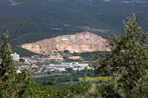 Allgemeiner Blick auf eine Steinbergwerk im Wald