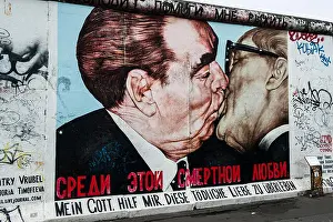 Drucke von Deutschland, Deutschland, Berlin, Hauptstadt, Hauptstadt, Ostseite Galerie, Kuss zwischen Honecker und Breschnew Straßenkunst Graffiti Drucke: Deutschland, Deutschland, Berlin