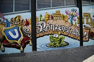Drucke von Graffiti an der Wand einer U-Bahn-Station in Berlin-Kreuzberg Straßenkunst Graffiti Drucke: Graffiti auf Wand der U-Bahn-Station in Berlin Kreuzberg.