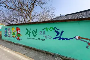 Drucke von Gurye, Südkorea - 26. März 2018 : Bemalter Wand und Graffiti-Kunst in der Straße von Gurye Straßenkunst Graffiti Drucke: Gurye, Südkorea - 26. März 2018 : Gemalter Wand und Graffitikunst in der Straße von Gurye
