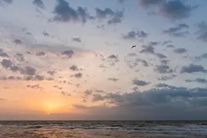 Himmel mit Meeroberfläche unten, untergegangener Sonnenuntergang und Wolken