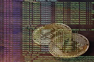 Bild des Programmiercodes, das den Prozess der Kryptowährungsbewertung im Hintergrund mit Bitcoin zeigt.
