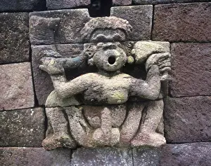 Indonesien, Zentral-Java, Gunung Lavu, Candi Sukuh, Steinfigur mit Fruchtbarkeitssymbolik.