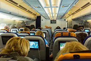 Innenansichten, Passagiere sitzen in Lufthansa, Airbus 340 Flugzeug, moderne Innenausstattung.