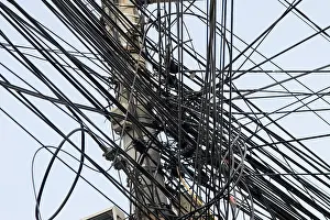 Viele Internetkabel auf Laternenmasten in Bukarest Rumänien.