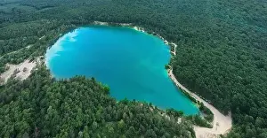 Bach im Wald mit blauem Wasser