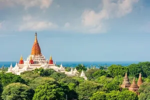 Bagan, Myanmar antike Tempelruinen-Landschaft mit dem Anandatempel im archäologischen Gebiet