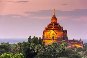 Bagans Tempel im archäologischen Komplex von Myanmar am Abend