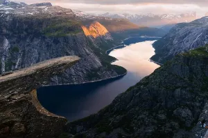 Überraschende Aussicht auf den Trolltunga Felsen