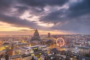 Das Stadtbild von Brüssel in Belgien im Umfeld des Palais de Justiz am Abend