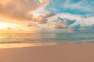 Nahe gelegene Sandstrand am Meer mit einer beeindruckenden Meersicht aus der Nähe, ein atemberaubendes Landschaftsbild des Strandes in Panoramaform und inspirierende Seenskizze für den Horizont. Ein orange-goldener Sonnenuntergang im Himmel bringt Frieden und Ruhe über die Stille des Meeresspiegels