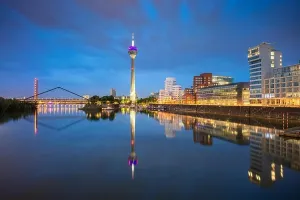 Düsseldorf, Deutschland. Bild des Stadtscapes von Düsseldorf mit dem Medienhafen und Spiegelung der Stadt im Rhein.