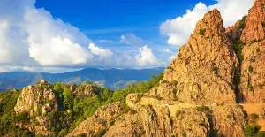 Die Les Calanches mit vulkanischen roten Felsformationen im Golfe von Porto in der Stadt Piana sind ein UNESCO-Welterbe. Sie befinden sich auf der westlichen Küste der Insel Korsika in Frankreich