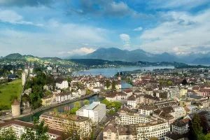 Zürich (Schweiz). Luftaufnahme des alten Stadtteils mit der Altstadtmauer und dem Vierwaldstätter See sowie den Bergen von Rigi im Hintergrund