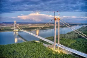 Panoramische Luftdrone-Ansicht über den hängenden Brückebrücken über dem Donaufluss unter Aufbau zwischen den Städten Brașov und Tulcea im Rumänien