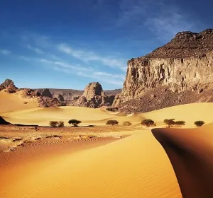 Erdehügel und Felsen, Sahara-Desert in Algerien