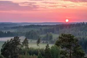 Blick aus hoher Höhe mit Sonnenuntergang und Abendlicht im Sommer in Finnland