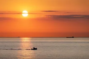 Sonnenuntergang am Meer mit weichen Wellen