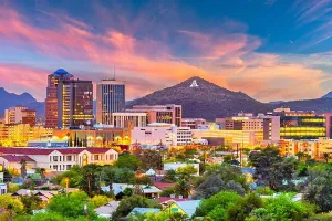 Tucson, Arizona, USA Downtown-Skyline mit Sentinel Peak bei Sonnenuntergang. (Gipfel A für Arizona)