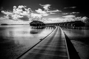 Über Wasserbungalows auf einer tropischen Insel in den Malediven