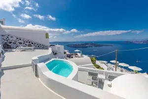 Weiße Architektur auf der Insel Santorini, Griechenland. Schwimmbad in einem Luxushotel. Schöner Blick aufs Meer, Sommerurlaub, Reiseziel atemberaubend.