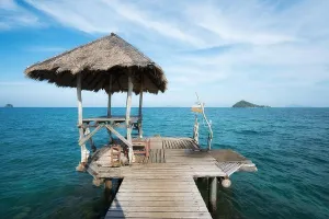 Holzpier und Hütte auf Phuket im thailändischen Archipel während des Sommers für Reisen und Urlaubskonzepte
