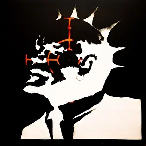 Drucke von Lenin in Sicht, Lenin als Punkfigur mit Kreuzschatten auf seinem Schlaf, 2004, Banksy, Ausstellung über den Straßenkünstler, Mülheim, Deutschland Straßenkunst Graffiti Drucke: Lenin im Visier, Lenin als Punkfigur mit Kreuzschatten auf seinem Schlaf.