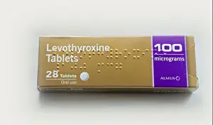 Levothyroxintablettenbox. 100 Mikrogramm. Studioaufstellungfotografie
