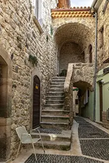 Mittelalterliche Architektur mit Steinstufen.