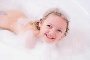 Modell freigegeben, Mädchen, 7 Jahre, in der Badewanne - Mädchen im Badebad