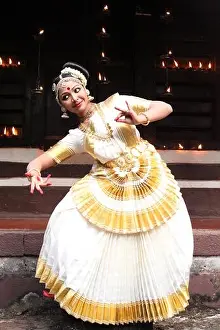 Mohiniyattam ist eine der acht klassischen Tanzformen Indiens aus dem Bundesstaat Kerala. Es ist für seine Kleidung und die geschmeidigen und langsamen Bewegungen charakteristisch