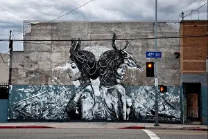 Drucke von Ein Mural auf einem Gebäude im Kunstviertel von Los Angeles Straßenkunst Graffiti Drucke: Ein Wandgemälde auf einem Gebäude im Kunstviertel von Los Angeles.
