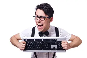 Nerd Hacker mit Computer-Tastatur auf weiß.