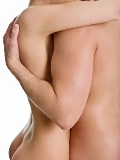 Kurzbesetzte Paar umarmt sich