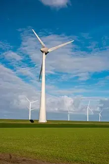 Offshore-Windparks mit Wolken und blauem Himmel, Windpark über dem Meer aus der Drohne mit Turbine