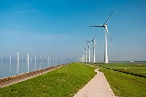 Offshore-Windpark mit Wolken und blauem Himmel. Windpark im Meer von oben aus einem Drohne Blickweise mit Turbinen