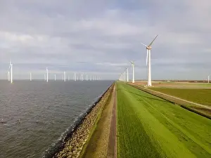 Offshore-Windpark mit Wolken und blauem Himmel. Windpark im Meer von oben mit Drohne Luftaufnahme und Windturbinen