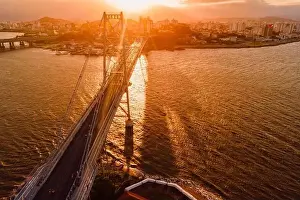 Alter Kabelbrücke mit Sonnenuntergangslichten in Florianópolis vom Drohne aus gesehen